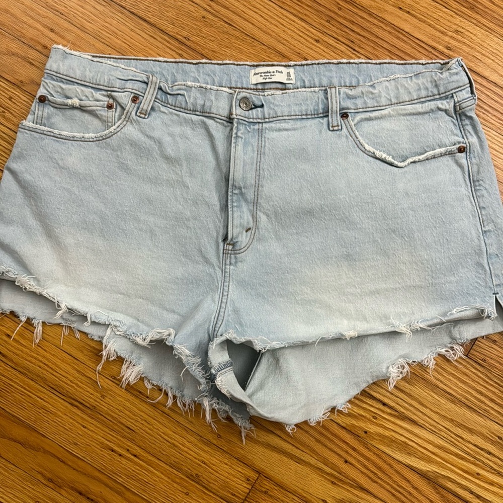 Abercrombie - Light Wash Mom Short